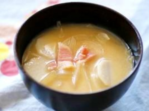 里芋と玉ねぎ、ベーコンの味噌汁